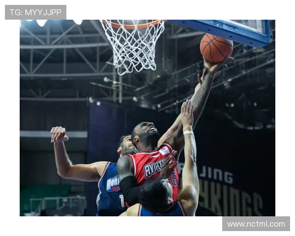 克内克特飞身暴扣震撼全场哈滕强势封盖展现防守威力